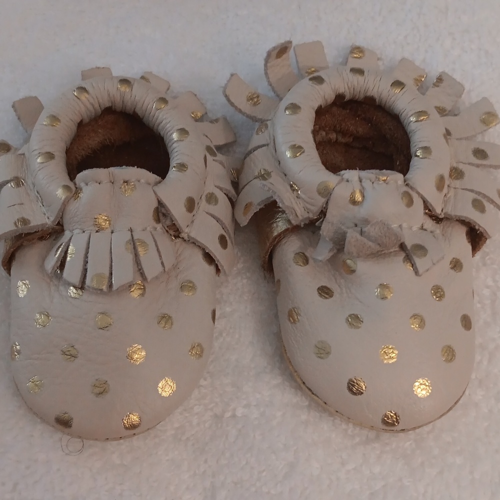 Freshly Picked Gold/Cream baby Moccasin shoes size 0 (NWOT)